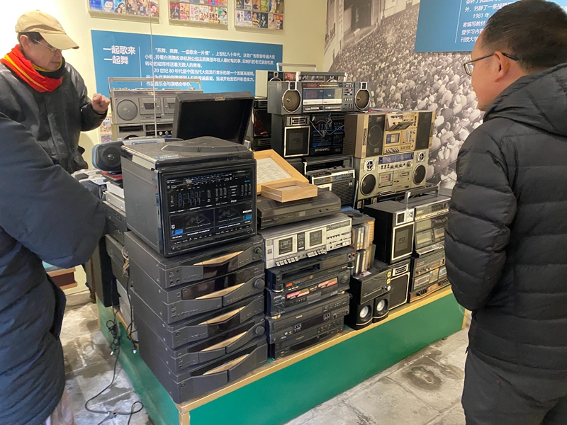 市民捐赠的录像机、电视机等,后排为范德峰。 摄影/佟鑫