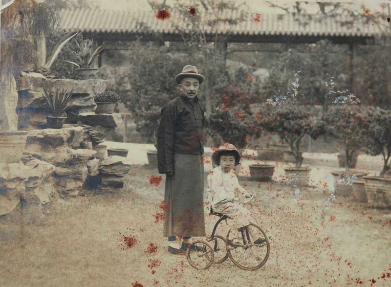 沈吉甫与小女儿沈凤西(受访人供图)