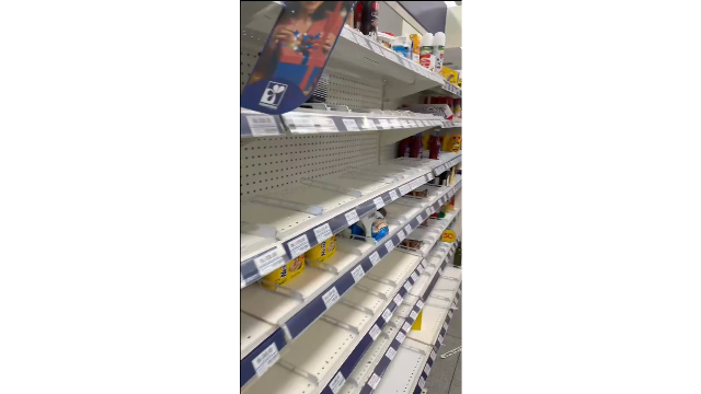 当地时间3日凌晨四点,委内瑞拉巴伦西亚市一家超市的货架已经被买空。(受访者拍摄供图)