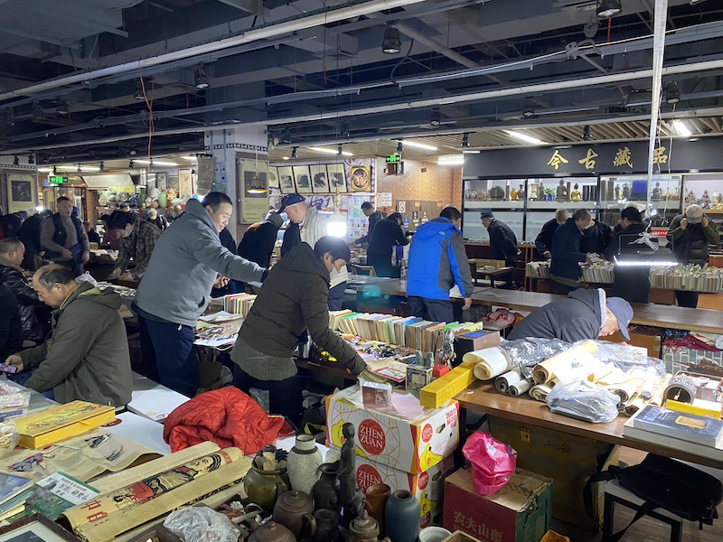 这处旧书市集中的六七十位摊主,多来自此前在市民读者心中地位很高的文庙旧书市场。佟鑫/拍摄