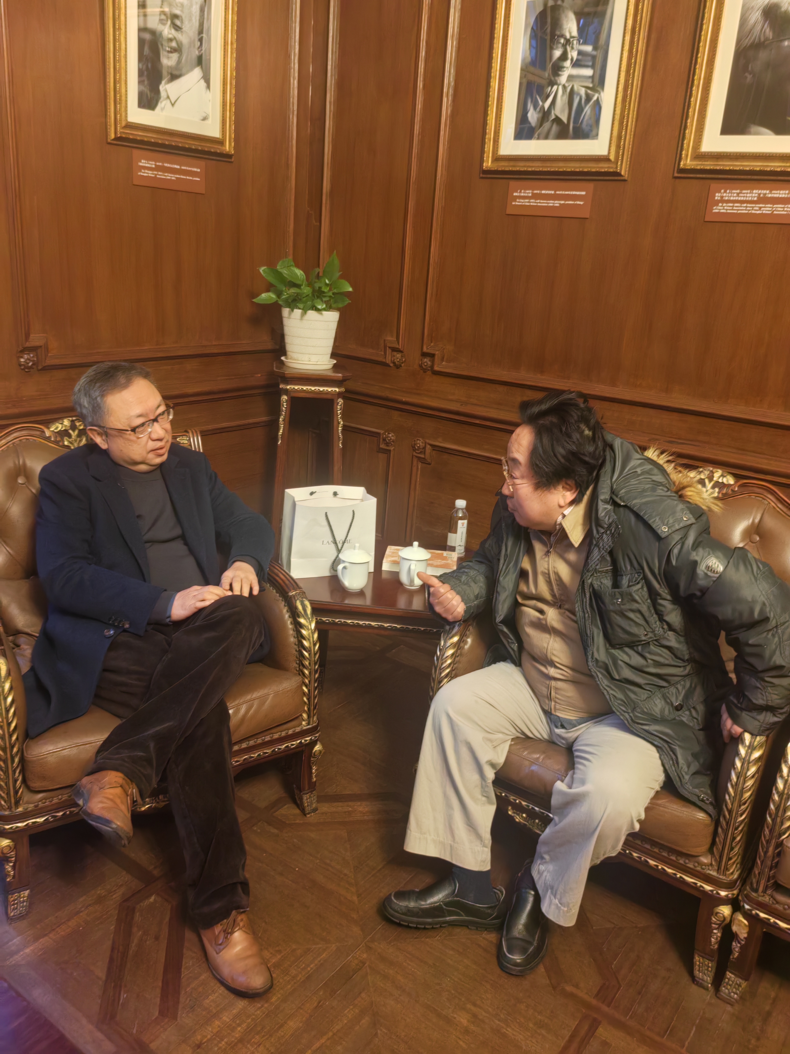 一月四日，作者（右）造访上海市作家协会；和高渊交流上海文化软实力课题。