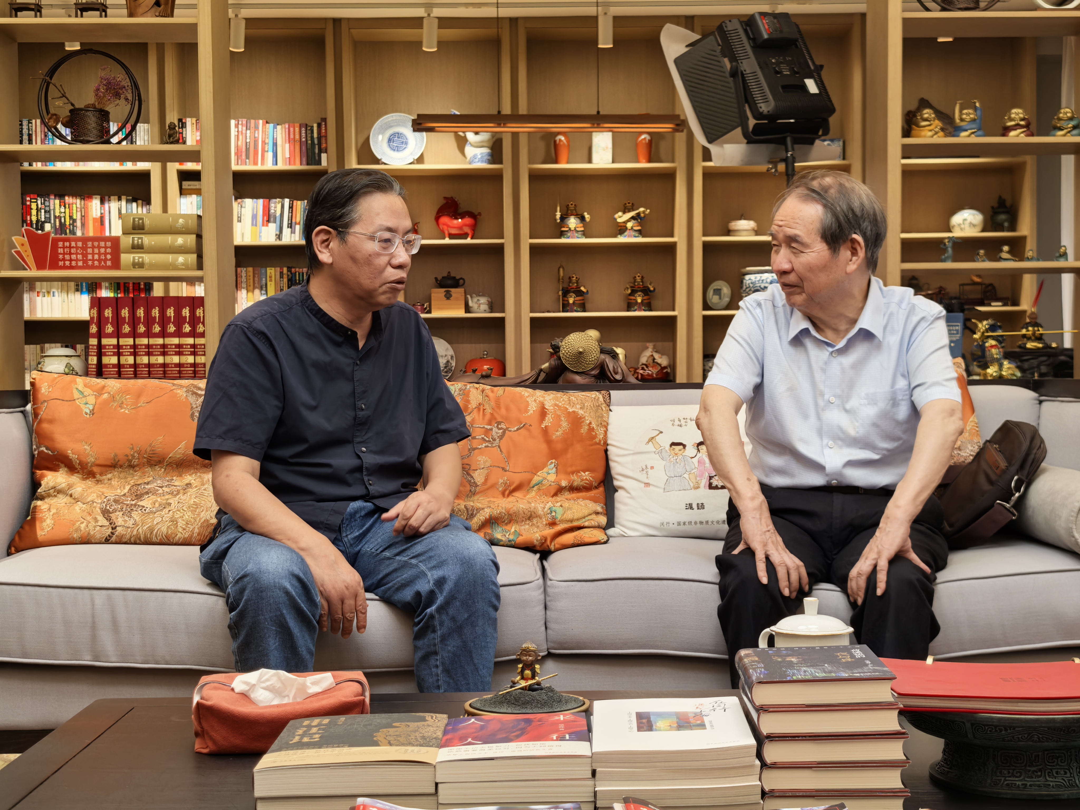 吴玉林(左)和著名历史学家熊月之教授交流上海文明的起源