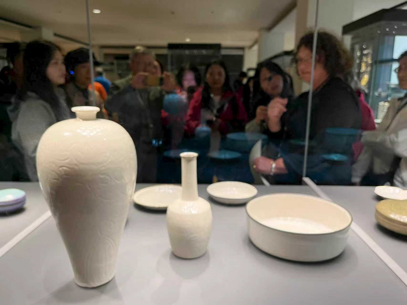 沈路平与友人在大英博物馆探访家族旧藏(受访人供图)