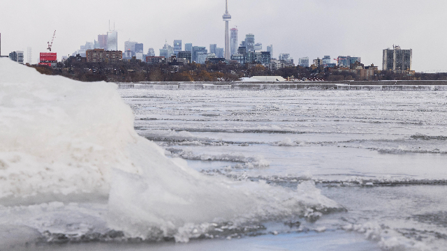 1月24日在加拿大多伦多拍摄的结冰的安大略湖。(图源:新华社)
