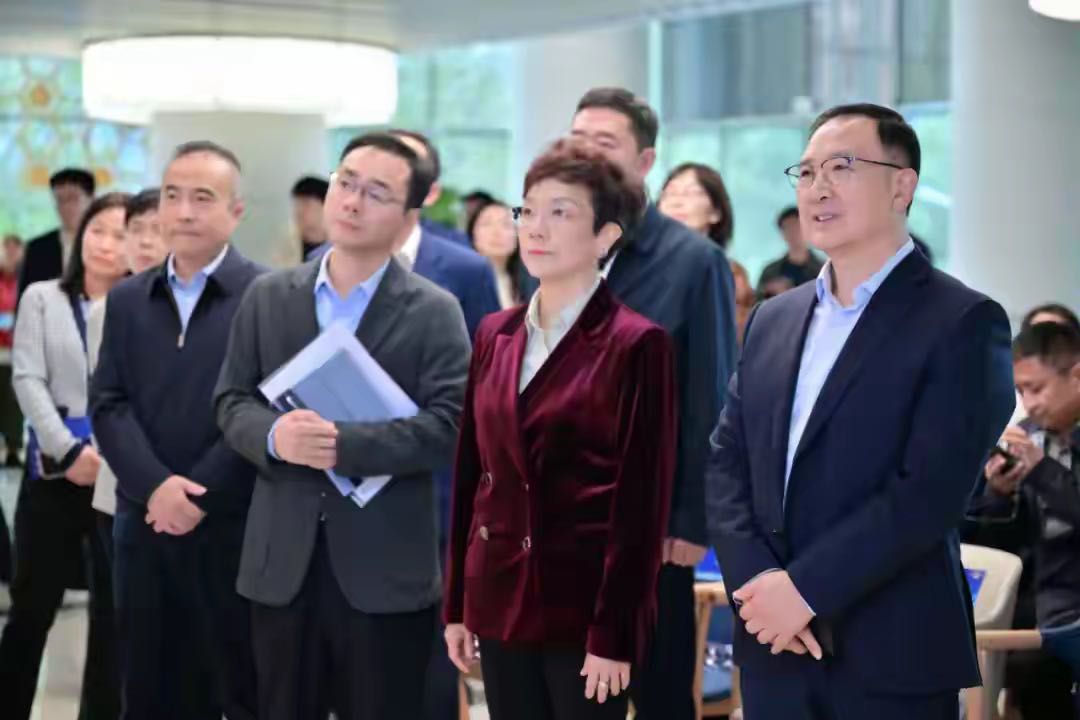 徐汇区人大代表、虹梅街道党工委书记杨震青（前排右三）在接待徐汇区政协调研时的留影，前排右一为徐汇区政协主席黄冲