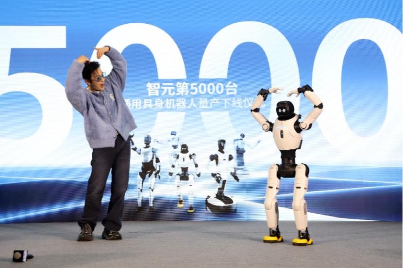 上海原创新科技产品智元机器人展示场景一览