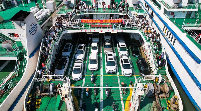 2月21日，在海南省海口市秀英港拍摄的客滚船（无人机照片）    新华社图