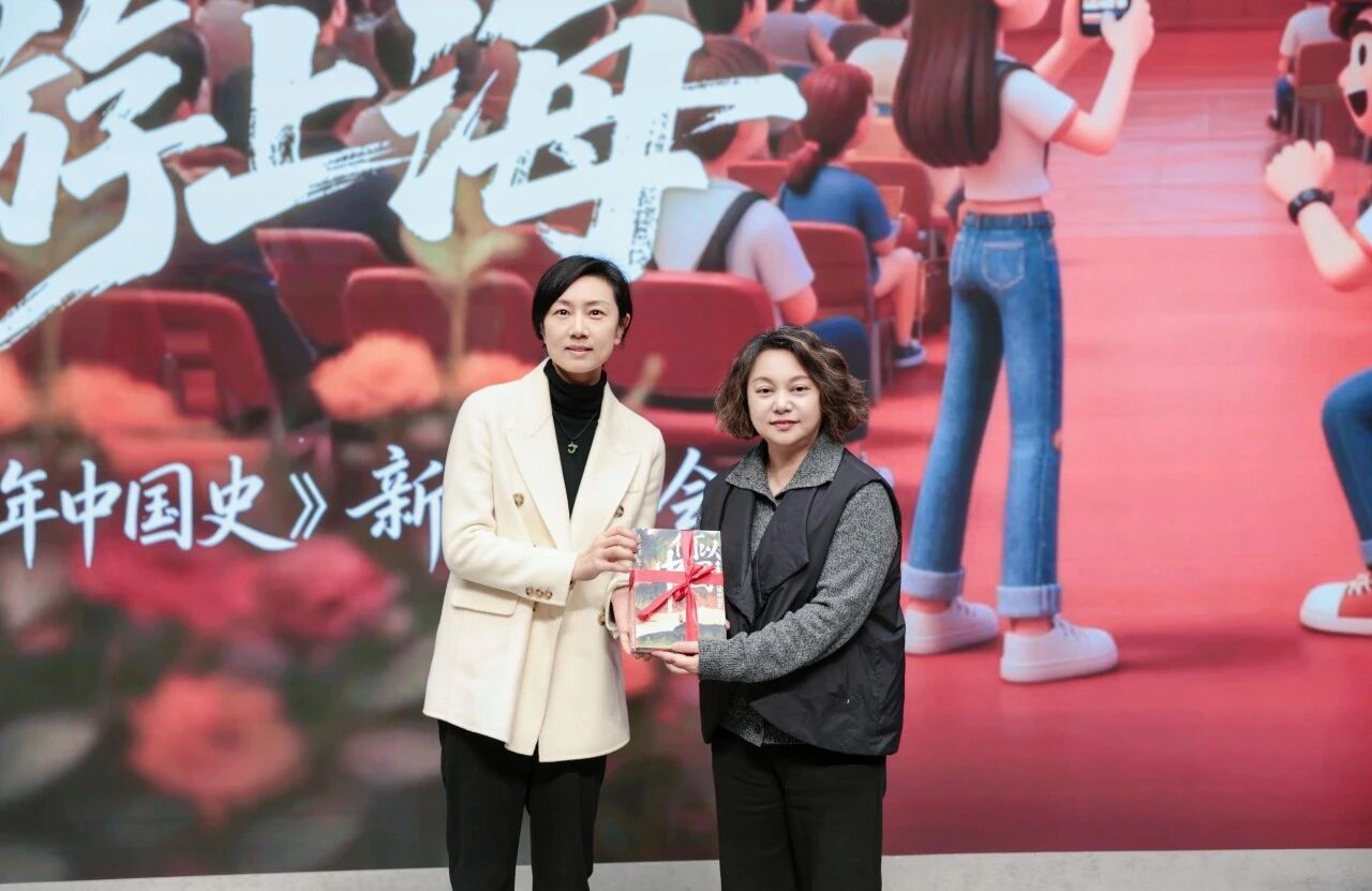 二月七日,黄铮(左)向徐汇区图书馆馆长房芸芳赠书《可以中国》