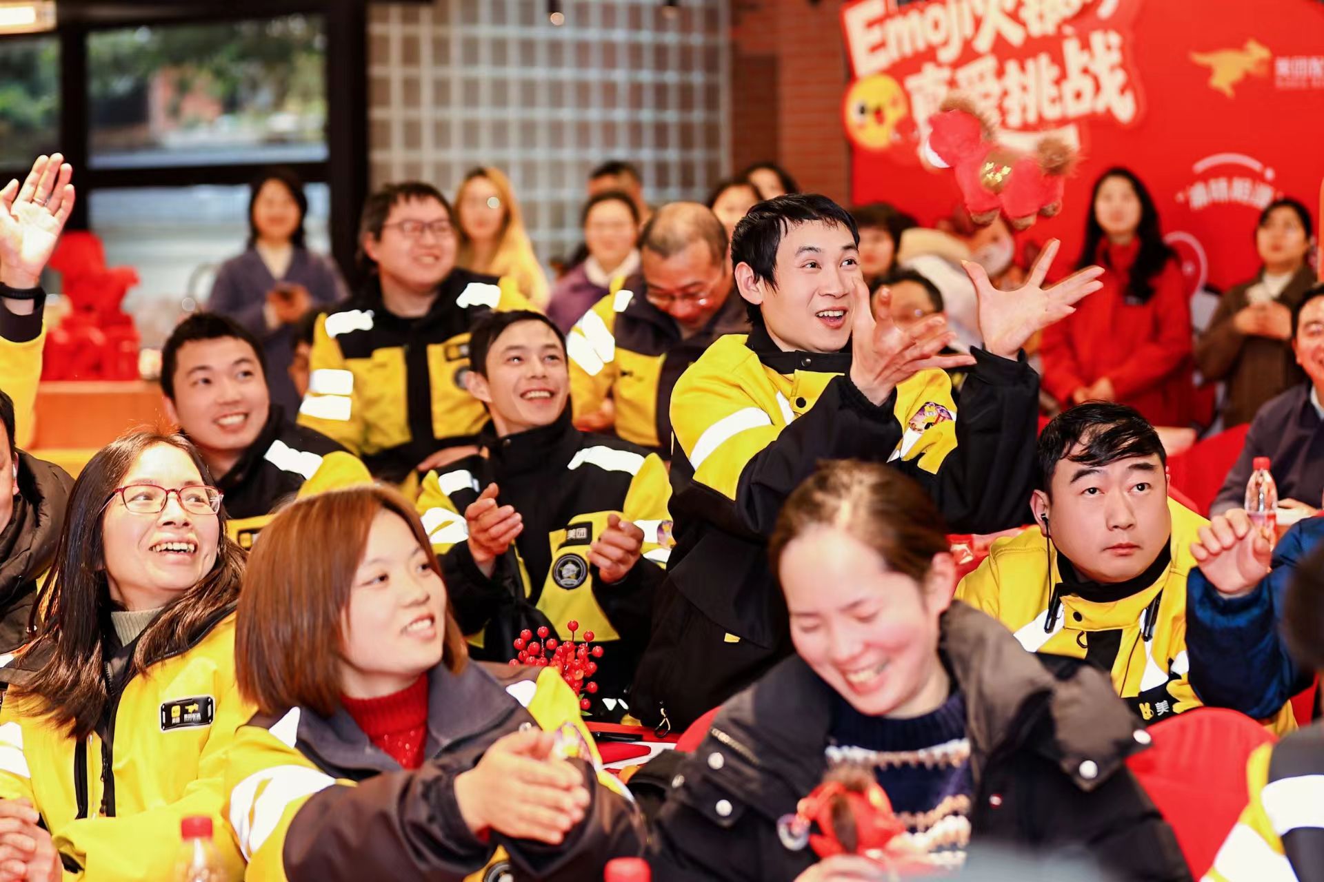 ▲重庆表彰活动后,骑手们参与游戏互动(摄影:蒋楚杉)