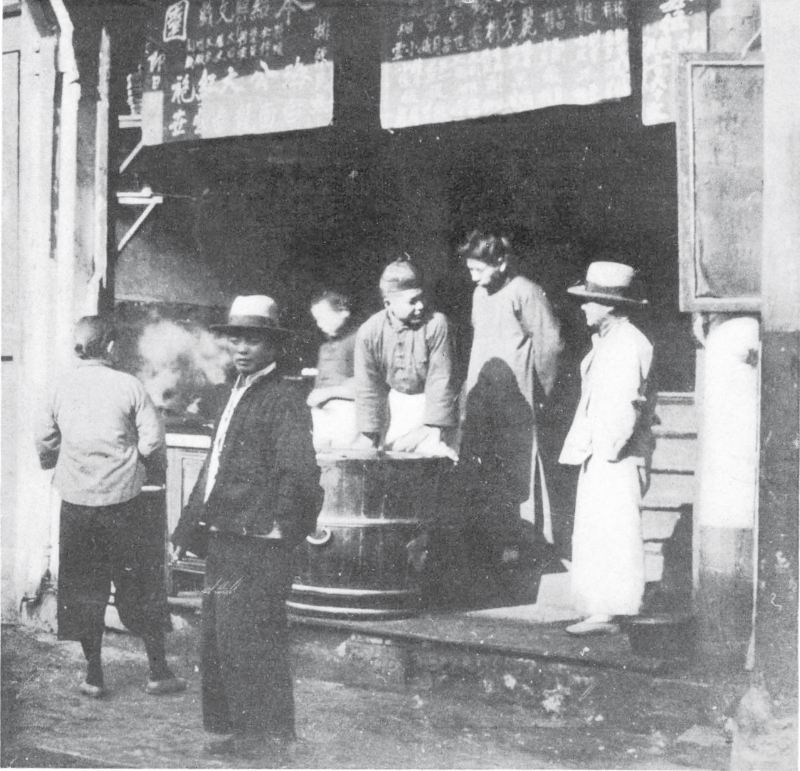 人们在大饼店门口等新出出炉的烤大饼（出版社供图，图片来自R.Barz的著作）