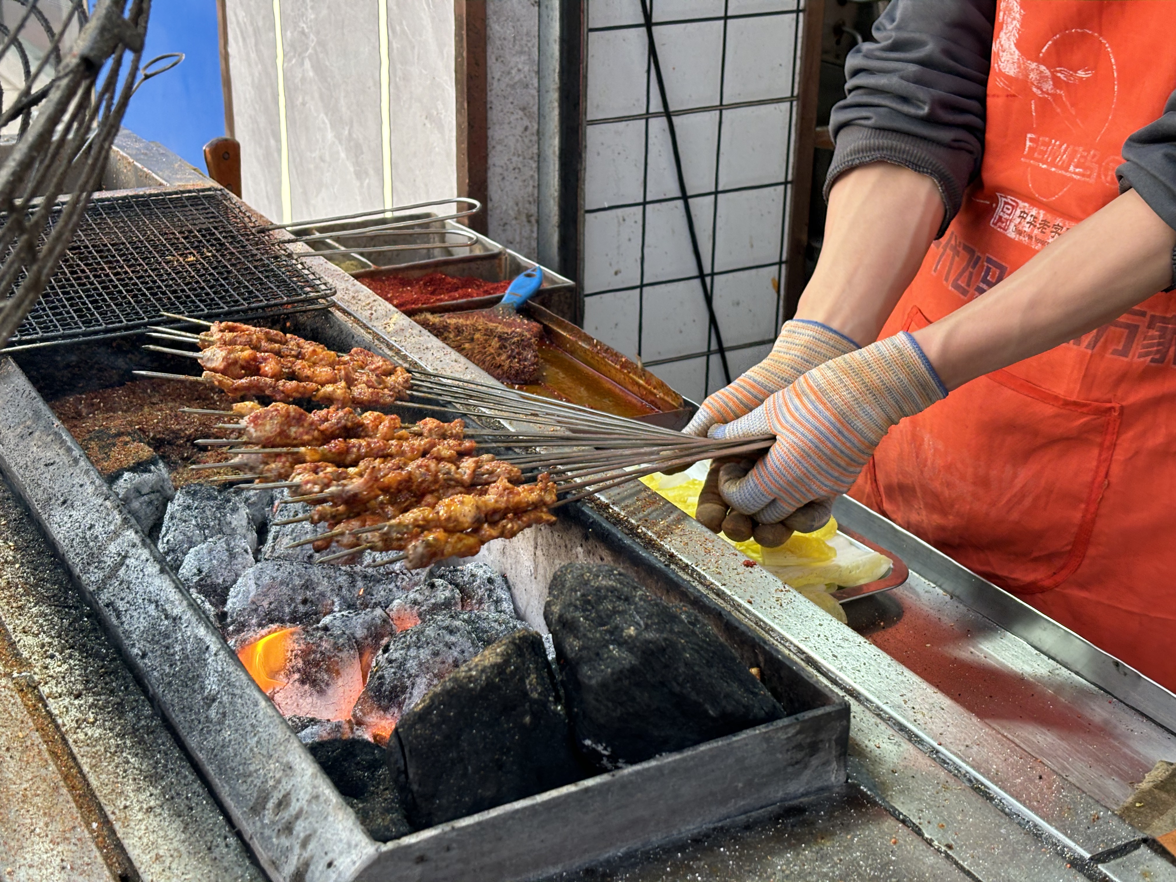 连锁缺位、小店当家，西北小城的年味“一桌难求”｜新春走基层