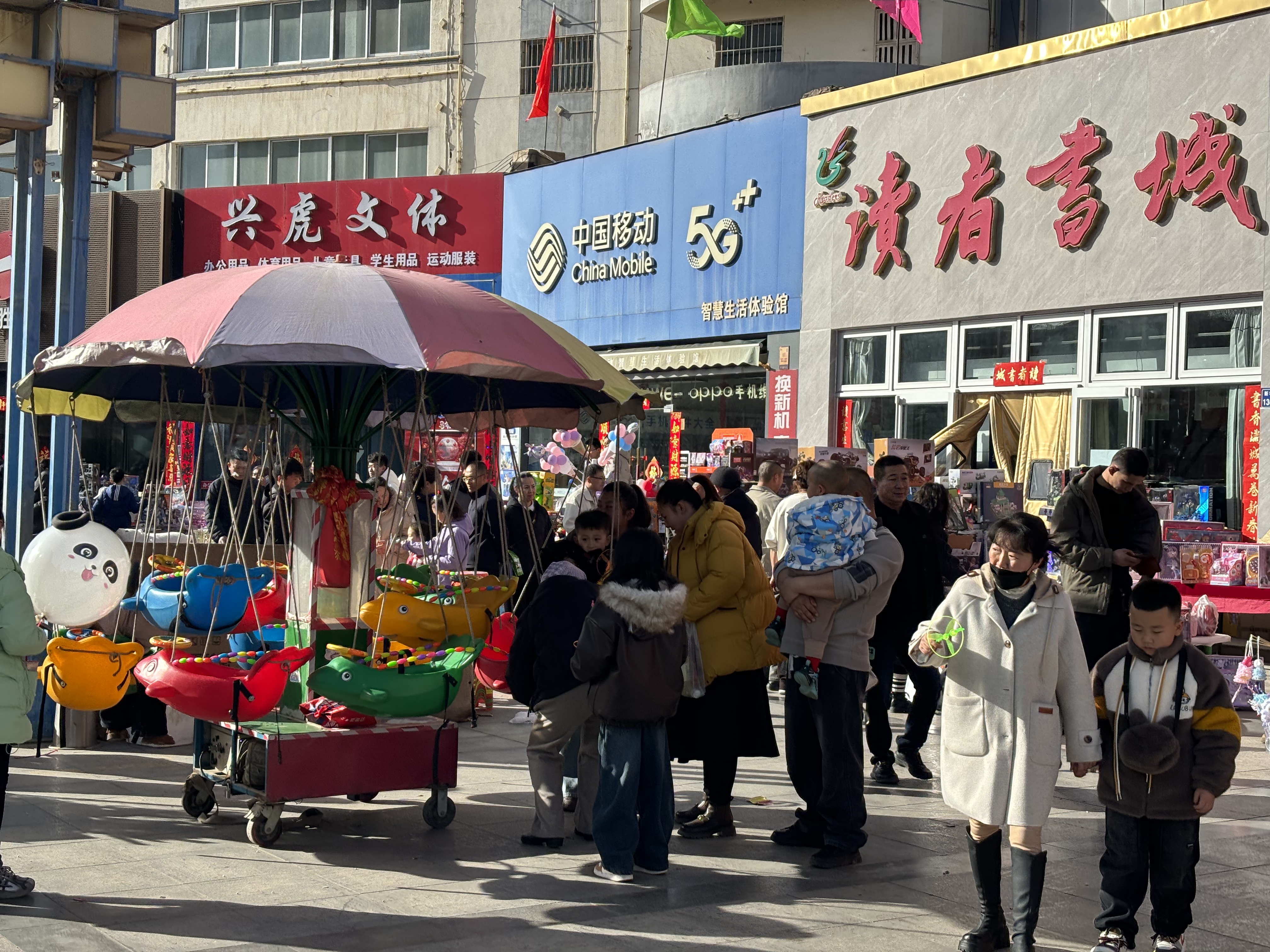 连锁缺位、小店当家，西北小城的年味“一桌难求”｜新春走基层