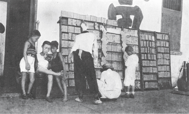 书摊曾为上海弄堂里的老少居民提供丰富的娱乐选择（出版社供图，图片来自R.Barz的著作）
