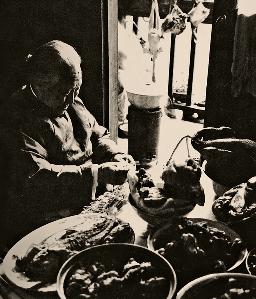 1979年除夕，家住卢湾的沈家阿婆在挑拣吉祥如意菜黄豆芽，准备年夜饭（薛宝其 摄）