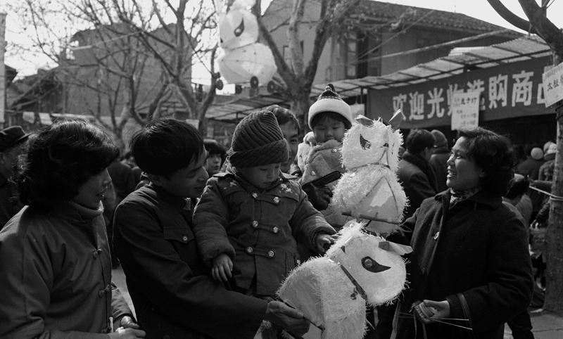 1984年2月2日，城隍庙的兔子灯成为春节热门货，数千盏已售出很多（新民晚报图，摄影：周铭鲁）