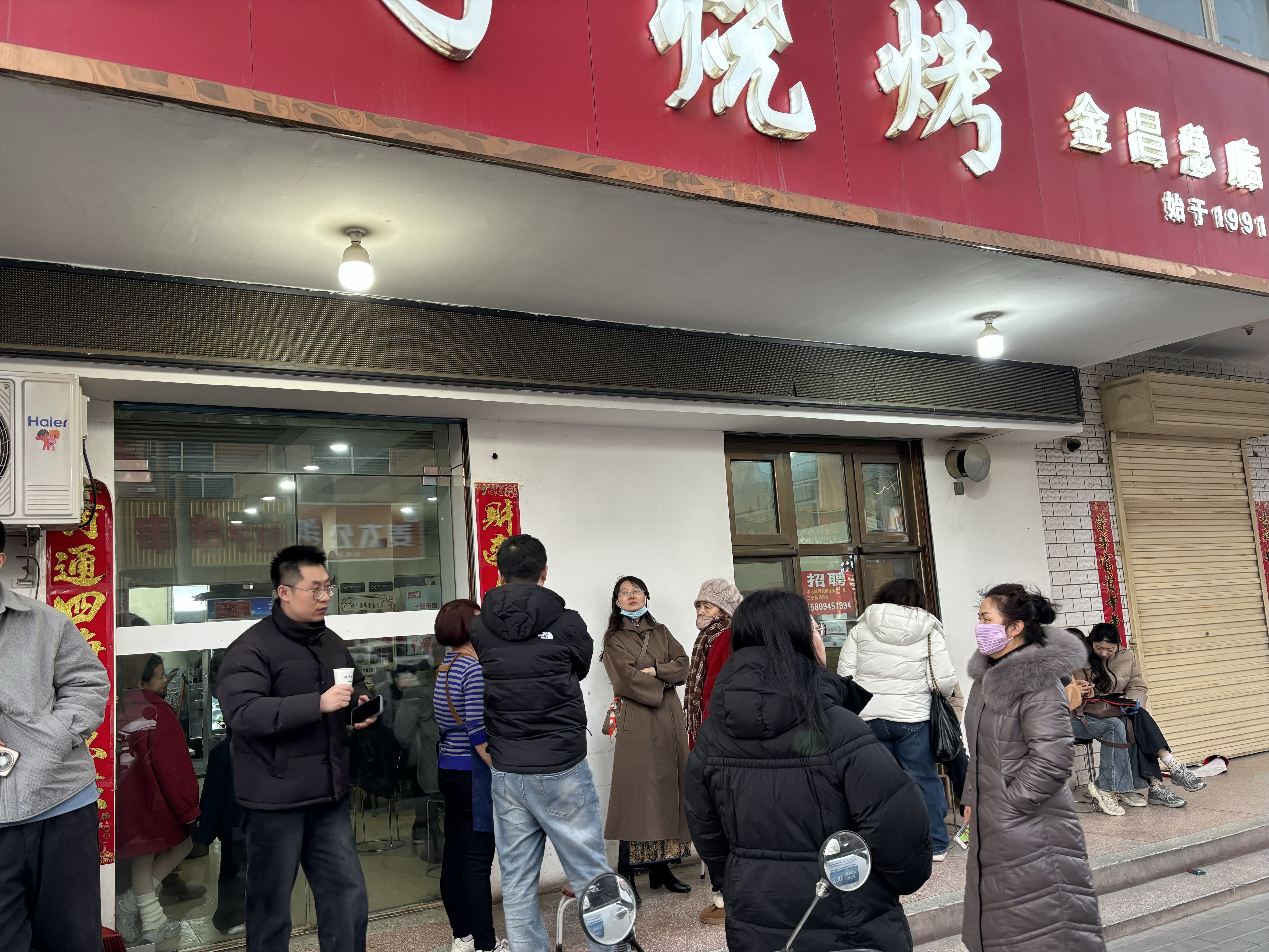 连锁缺位、小店当家，西北小城的年味“一桌难求”｜新春走基层