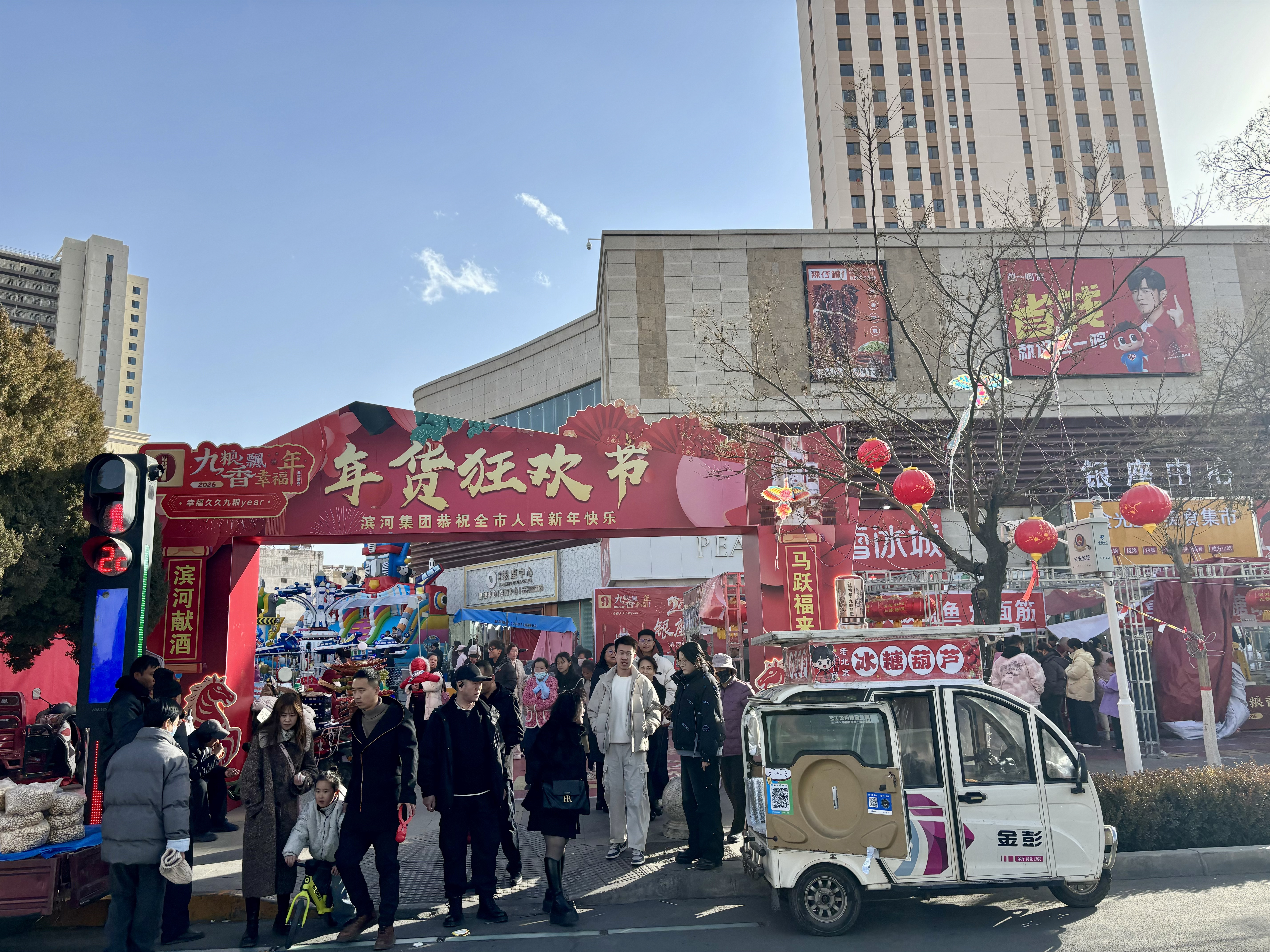 连锁缺位、小店当家，西北小城的年味“一桌难求”｜新春走基层