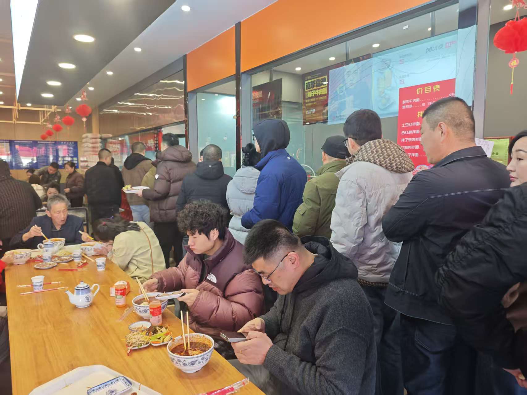 连锁缺位、小店当家，西北小城的年味“一桌难求”｜新春走基层