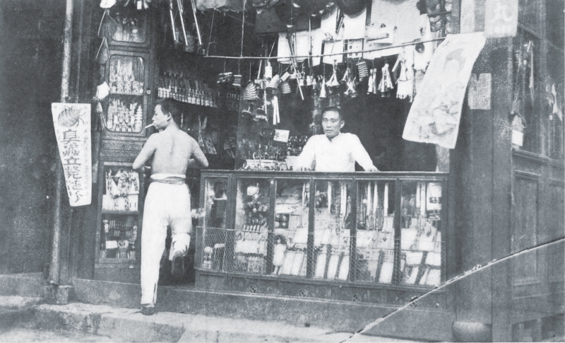 开在弄堂转角的烟纸店，日常用品应有尽有。（出版社供图，图片来自上海图书馆）