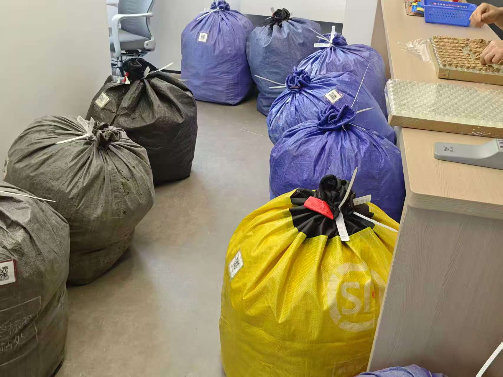 黄金消费火热、春节不打烊,电商人一周三飞|新春走基层