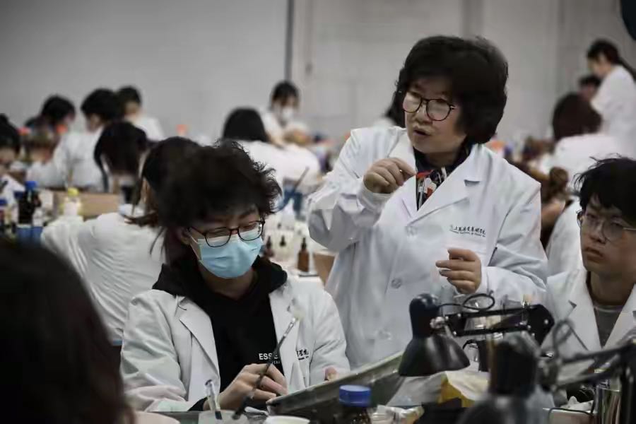 上海视觉艺术学院文物修复专业古陶瓷修复课程场景一览