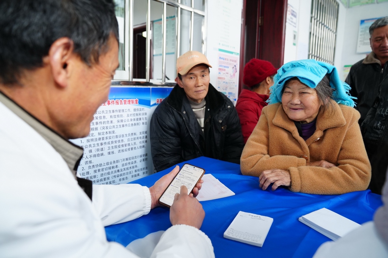 村医张胜义用蚂蚁阿福为村民问诊。
