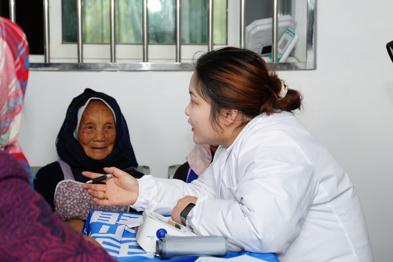 村医刘婷婷为村民问诊。