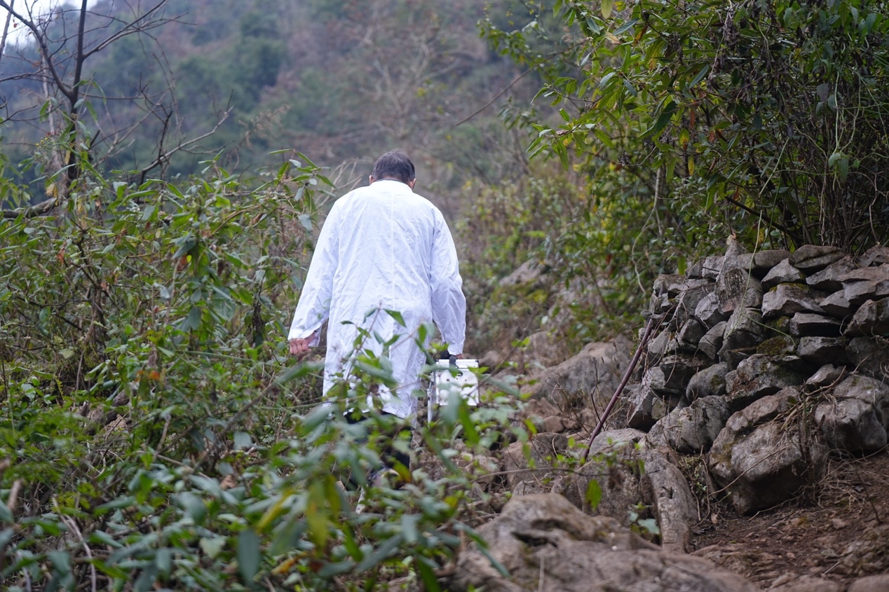 村里通路前，张启方长期徒步给村民看病，有时一次要步行十多公里。