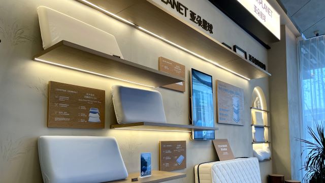 一家亚朵酒店大堂陈列着自有品牌的家居用品。  摄影/冯小芯