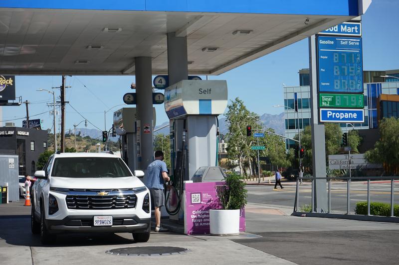3月17日,顾客在美国加利福尼亚州洛杉矶市中心的一家加油站给车辆加油。新华社