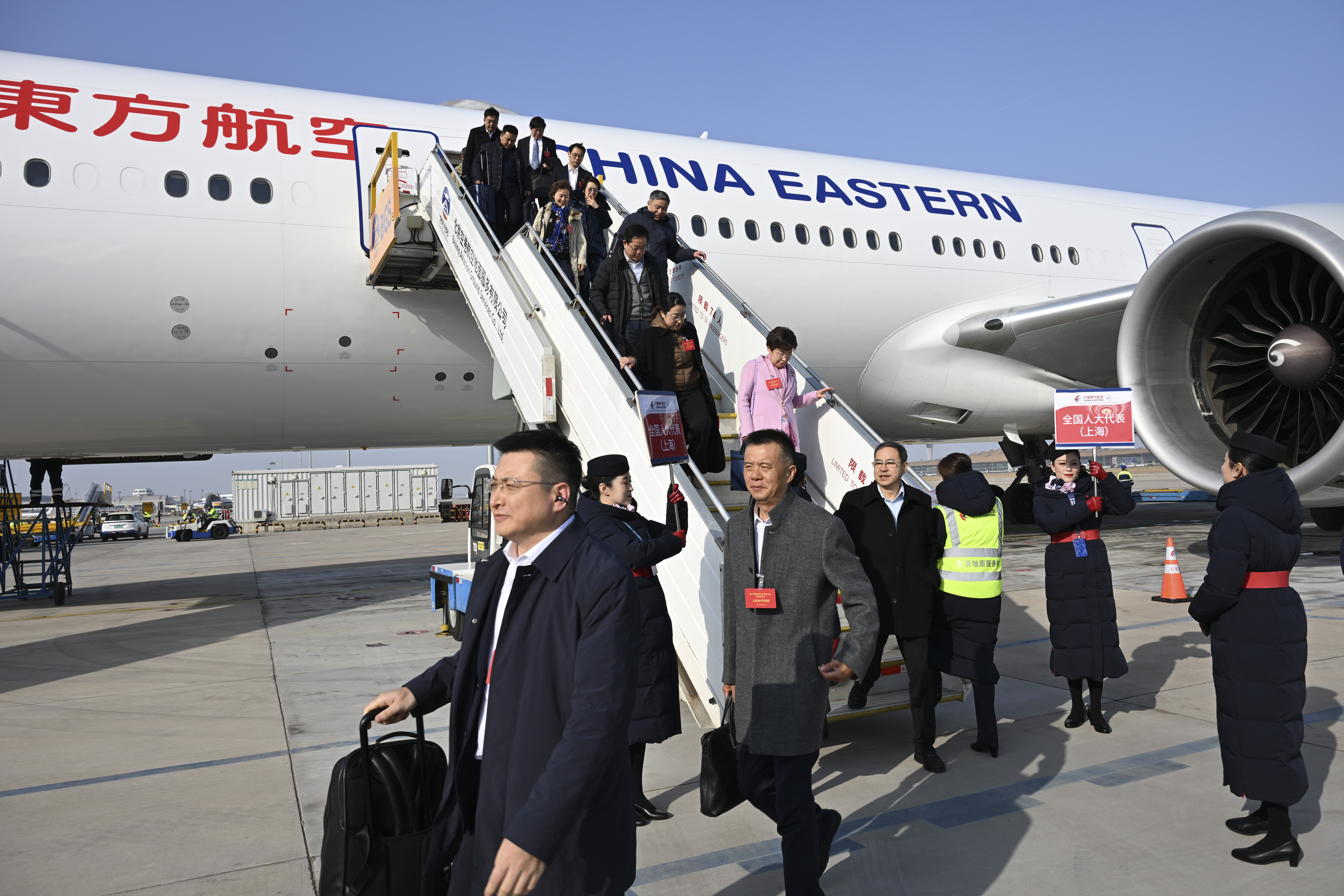 3月3日，参加十四届全国人大四次会议的在沪全国人大代表乘机抵京。张驰 摄