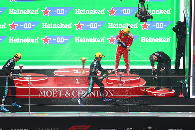 七冠王汉密尔顿和年轻一辈的拉塞尔、安东内利一起登上领奖台。 摄影/任玉明