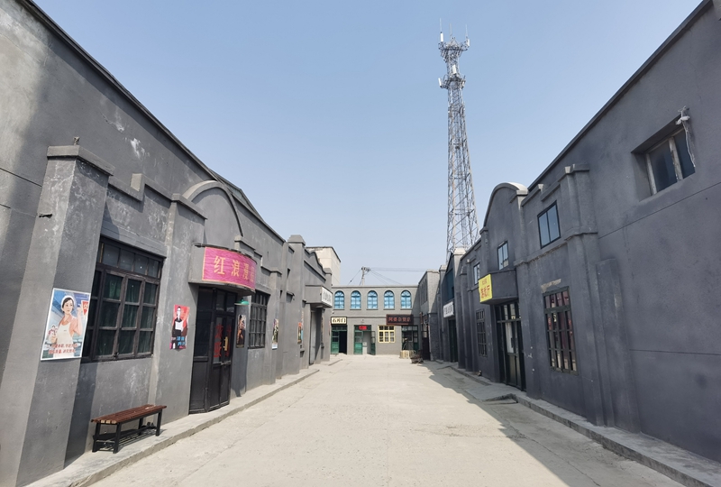 一个空荡荡的短剧拍摄基地    摄影/马纪朝