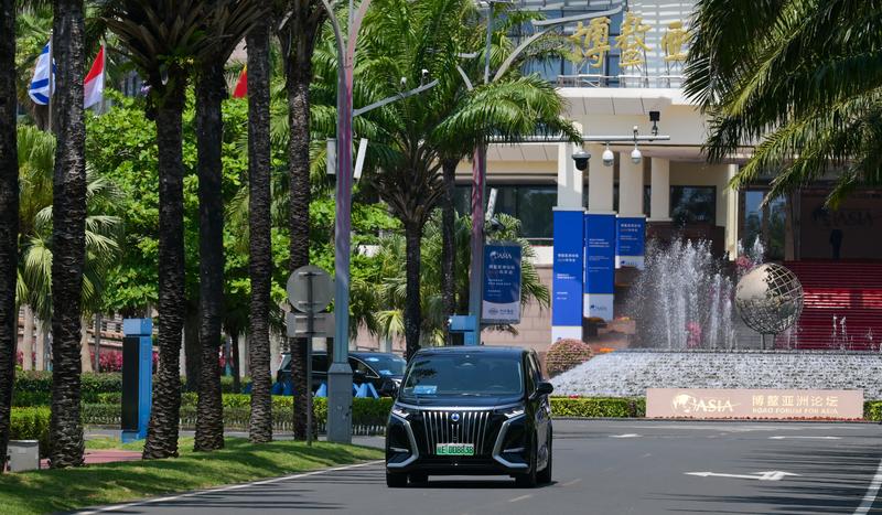 3月24日拍摄的行驶在博鳌零碳示范区的新能源汽车。新华社