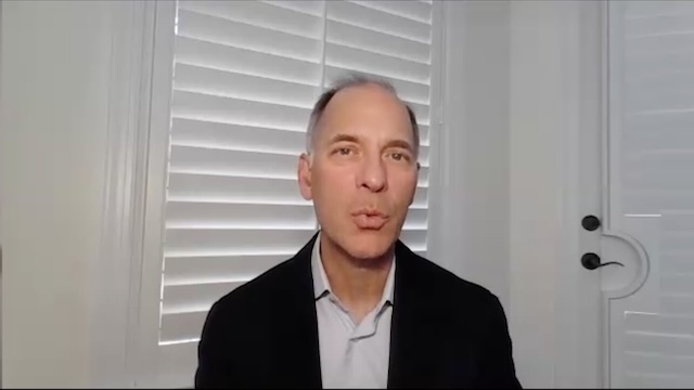 马克·赞迪接受第一财经记者采访