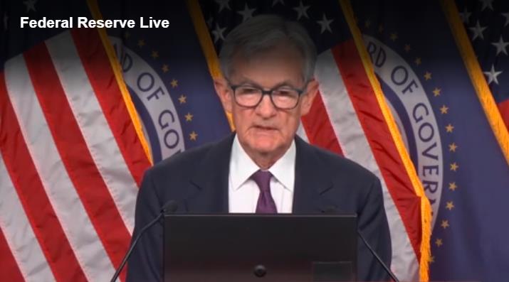 鲍威尔出席新闻发布会（美联储直播画面）