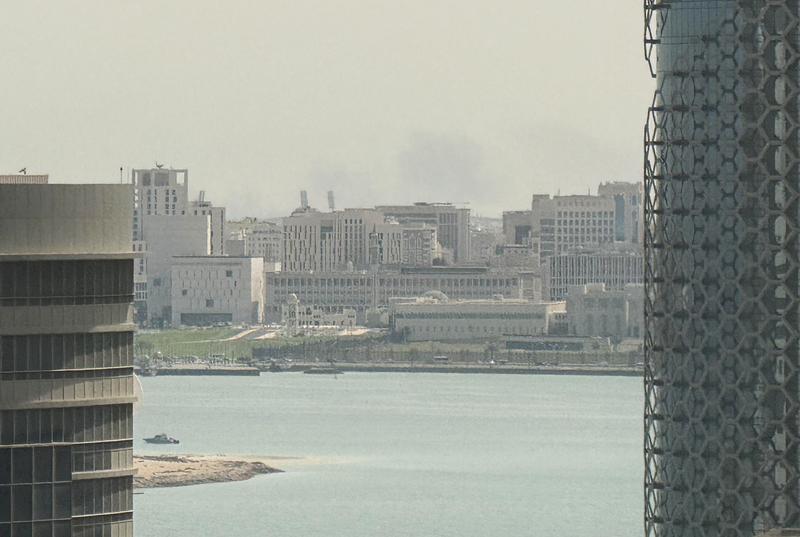 2月28日，卡塔尔首都多哈传出爆炸声，远处升起烟尘。新华社