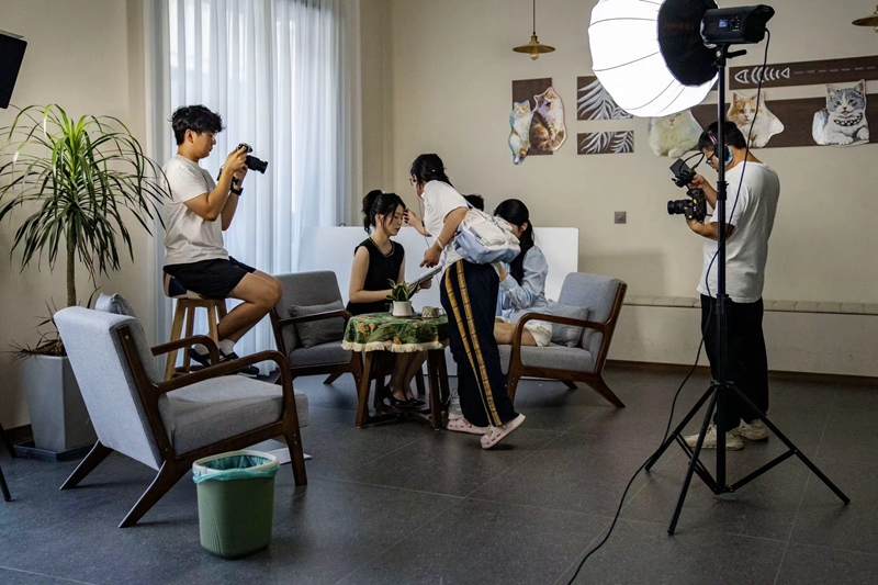 2025年8月30日，浙江省金华市武义县后陈村影视梦工厂，多部短剧的团队正在这里拍摄    视觉中国图