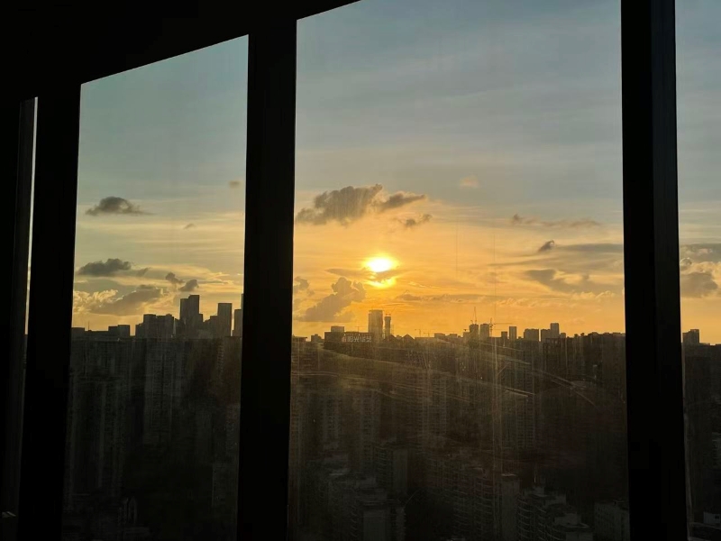 格子间窗外的落日（受访者供图）