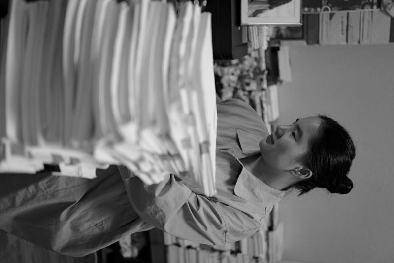 张小满身处《大厂小民》一部分修改的草稿之间（受访者供图）