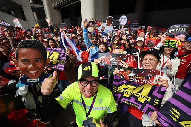 上海的F1车迷年轻而狂热。 摄影/任玉明