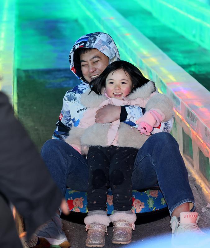 2月22日，游客在哈尔滨冰雪大世界梦幻冰雪馆游玩。新华社