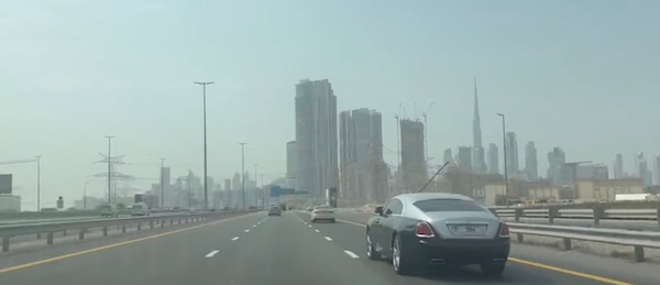 图说：迪拜今日车流较平日有所减少。 文远知行当地员工供图