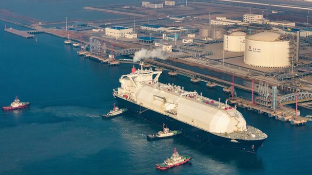 “马斯”号LNG运输船准备靠泊专用码头。新华社资料图