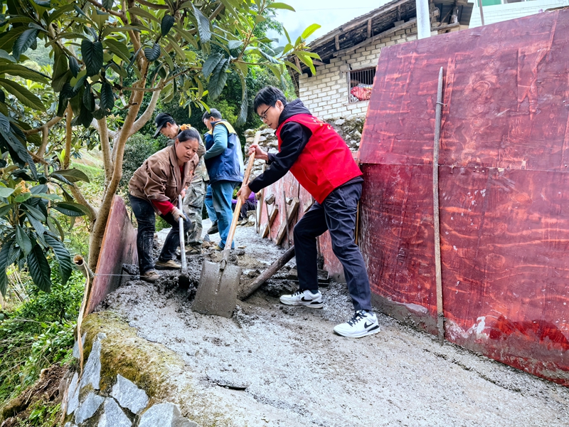 驻村工作期间，郭菲和村民一起硬化道路    受访者供图