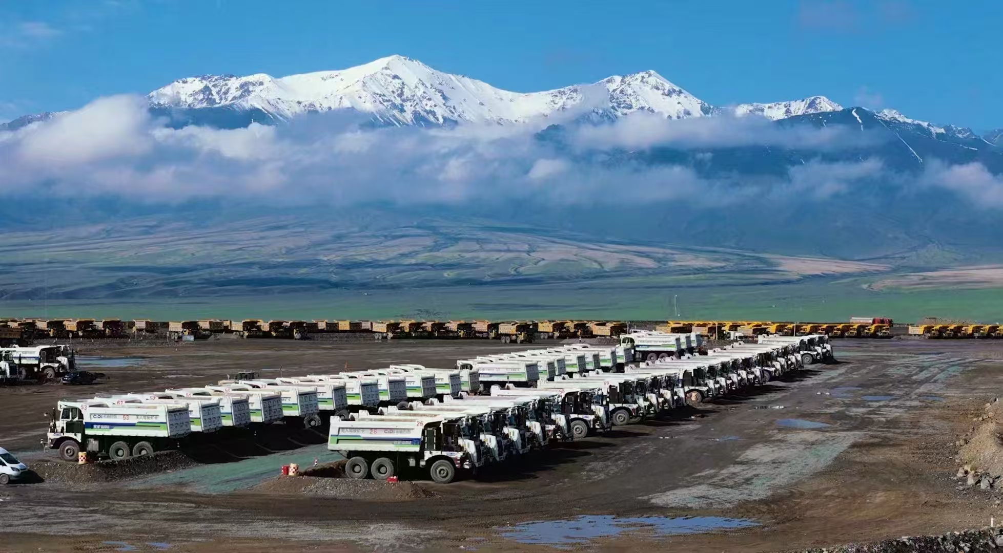 图:中国西北某大型露天煤矿,希迪智驾56台无人矿卡与500余台有人车辆混编运行