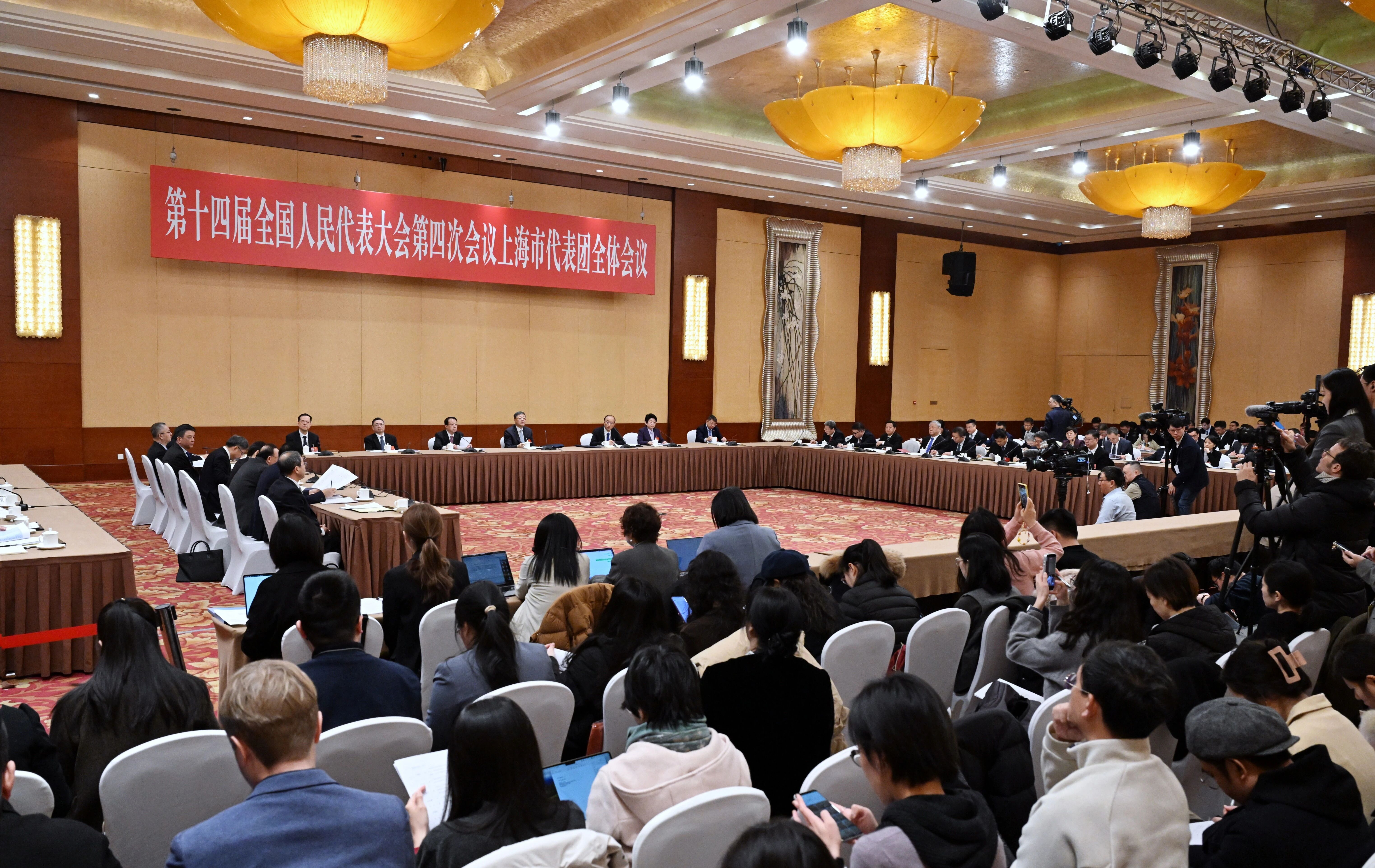 6日上午，十四届全国人大四次会议上海代表团举行全体会议，并向境内外媒体开放。陈正宝 摄