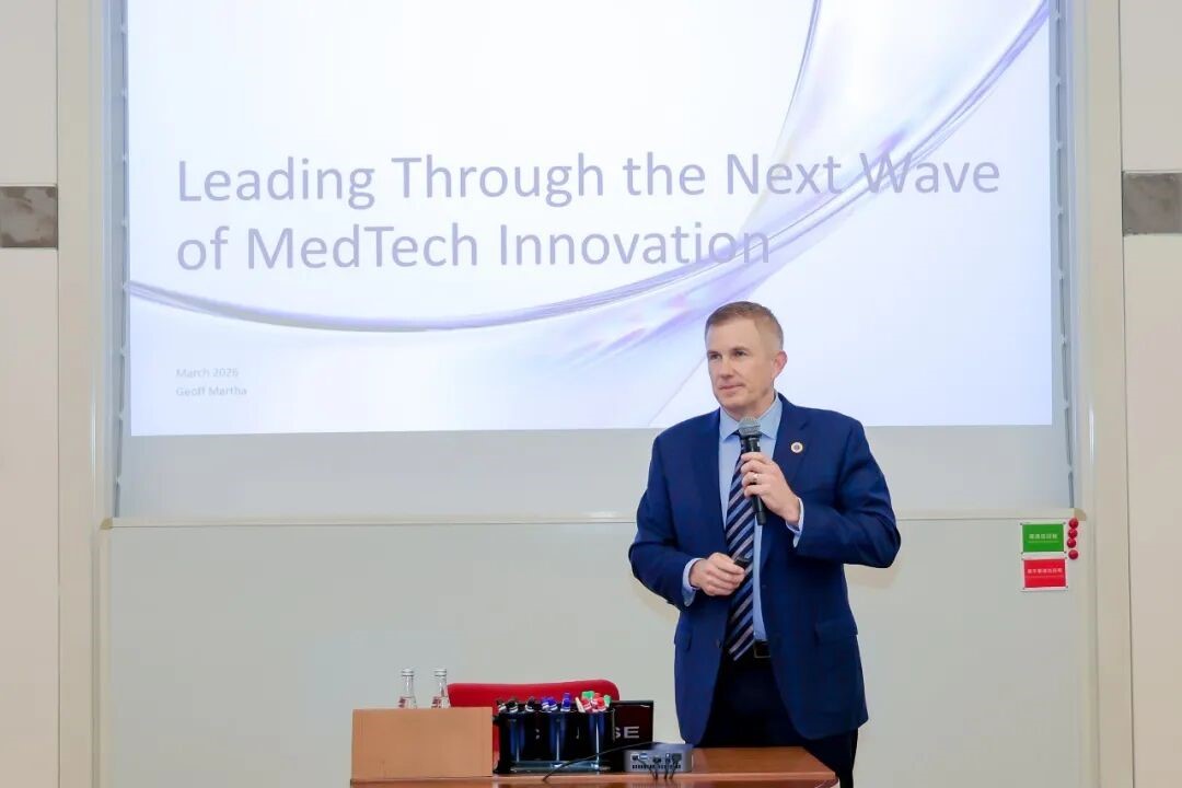 杰夫·马萨在中欧国际工商学院主办的高层管理论坛上发言