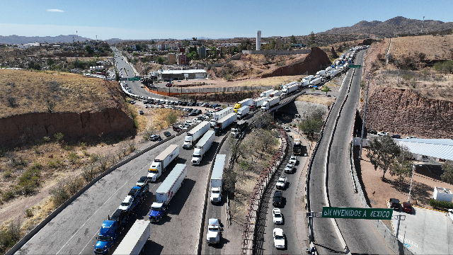在墨西哥索诺拉州诺加莱斯市，一辆装载多辆汽车的运输车行驶在墨美边境附近的公路上（新华社资料图）