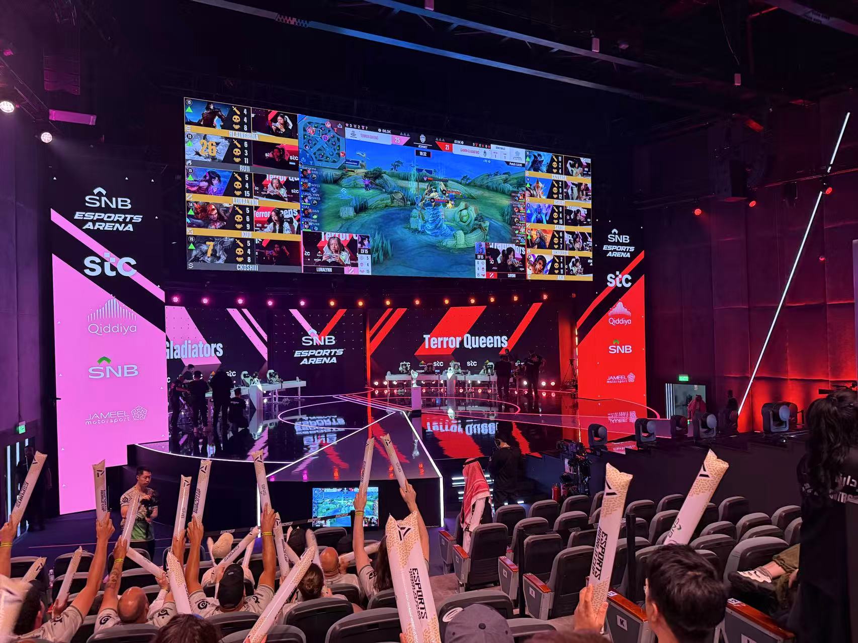 在沙特举行的《决胜巅峰》电竞赛事现场